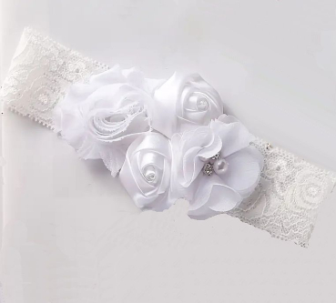 Zauberhaftes weisses Haarband mit Blüten für Babys und Mädchen - einfach perfekt!