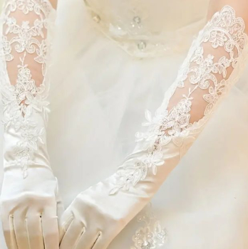 Lange sehr elegante Handschuhe mit Spitzen und feinen Silber-Pailletten