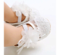 Preview: Elegante Taufschuhe mit zarter Blüte und Spitzen