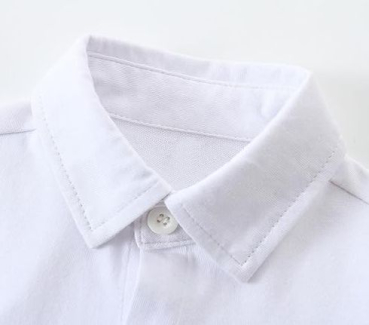 Elegant: Klassischer, stilsicherer Look mit Hosenträger und Beret in navyblau