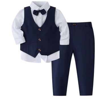 Total chic: Anzug-Set navyblau mit Weste, Hemd, Fliege und Hose