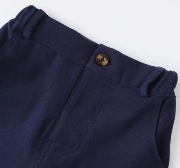 Total chic: Anzug-Set navyblau mit Weste, Hemd, Fliege und Hose