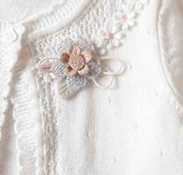 Ein Babyjäckchen wir früher! Süsser Bolero mit Blüten und Spitzen