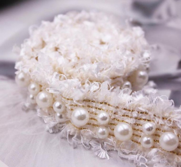 Preview: Baby-Haarband im Boho-Stil, beige mit weissen Dekoperlen