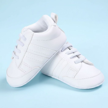 So chic und herzig: Baby-Sneaker Taufschuhe