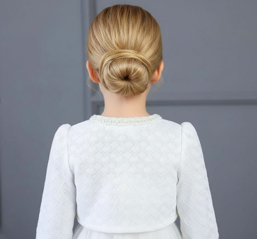 Elegantes Bolero-Jäckchen für Mädchen mit feiner Perlenbordüre