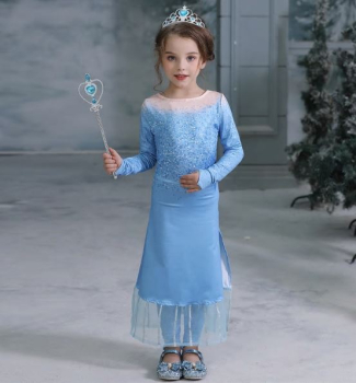 Ganz im aktuellen Eisköniginnen-Stil: langes Kleid mit Leggings, von Elsa inspiriert
