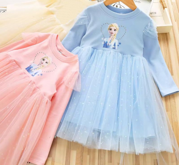 Lieblingskleid: Blau oder Rosa, von Elsa inspiriert - natürlich mit Tüll, langärmlig