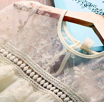 Bezauberndes Kleid im Vintage-Stil, elfenbein