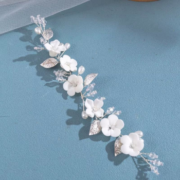 Preview: Klein und fein: Weisser, kleiner Blütenschmuck für Festfrisuren