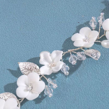 Preview: Klein und fein: Weisser, kleiner Blütenschmuck für Festfrisuren