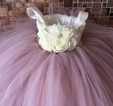Prinzessinnen Tüll-Traumkleid in Altrosa-Crème mit wunderschöner Blütendeko