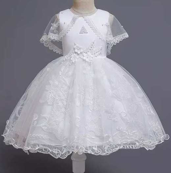 Festliches Mädchenkleid mit kleinem Schleier und Blütenapplikationen