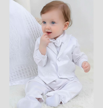 Edler Taufanzug klassisch und stilvoll in Weiss mit schönen Stickereien