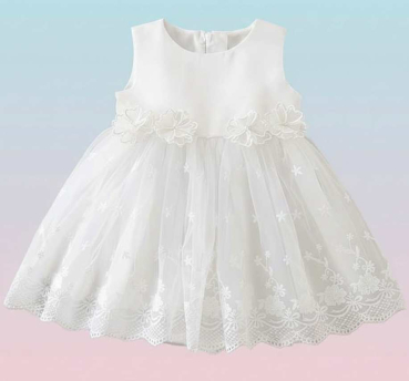 Bezauberndes Taufkleid ärmellos mit zarten Blüten am Taillenband und Blütenstickereien