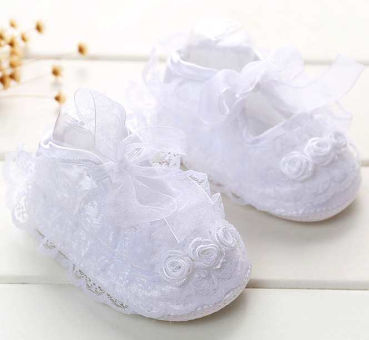 Süss: Babyschuhe mit Blüten und Spitzen - weiss oder rosa