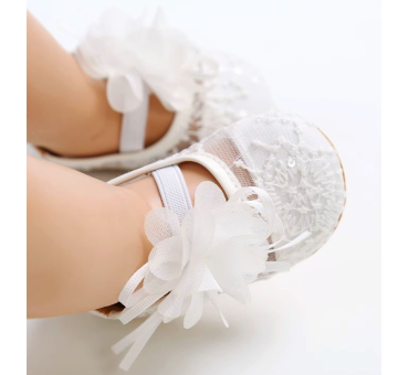 Elegante Taufschuhe mit zarter Blüte und Spitzen