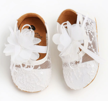 Elegante Taufschuhe mit zarter Blüte und Spitzen