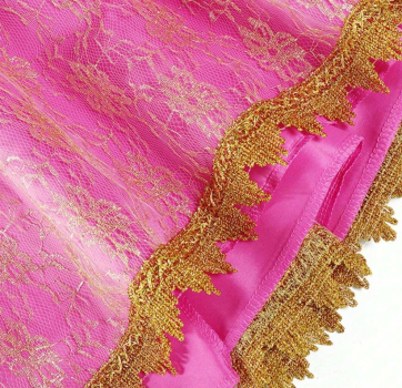 Das perfekteTraumkleid für Prinzessinnen und Dornröschen - goldbestickt, lang und bauschig