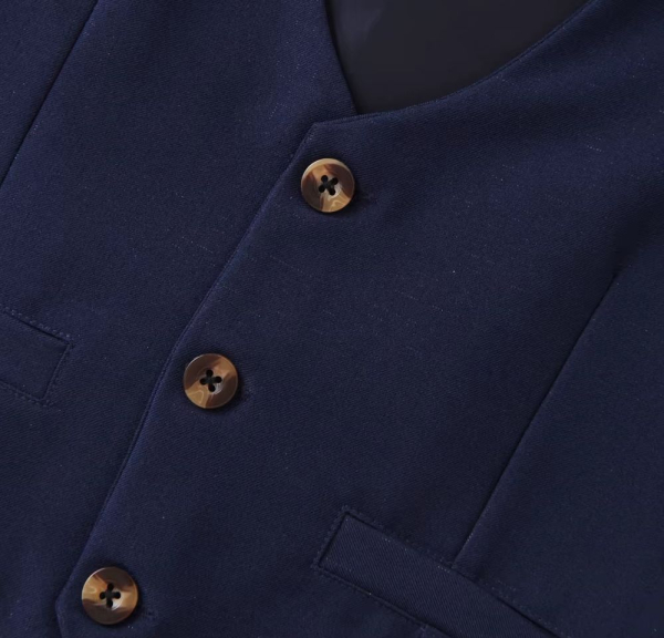 Total chic: Anzug-Set navyblau mit Weste, Hemd, Fliege und Hose