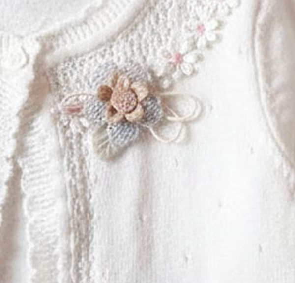 Ein Babyjäckchen wir früher! Süsser Bolero mit Blüten und Spitzen