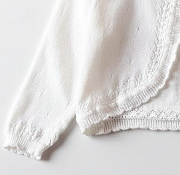 Ein Babyjäckchen wir früher! Süsser Bolero mit Blüten und Spitzen