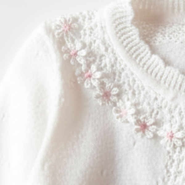 Ein Babyjäckchen wir früher! Süsser Bolero mit Blüten und Spitzen