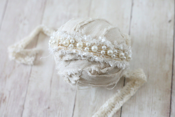 Baby-Haarband im Boho-Stil, beige mit weissen Dekoperlen