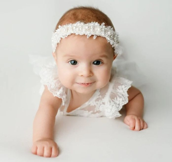 Baby-Haarband im Boho-Stil, beige mit weissen Dekoperlen