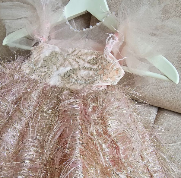 Das unglaubliche Partykleid für Prinzessinnen - extrabauschig, bestickt und mit viel Glamour!