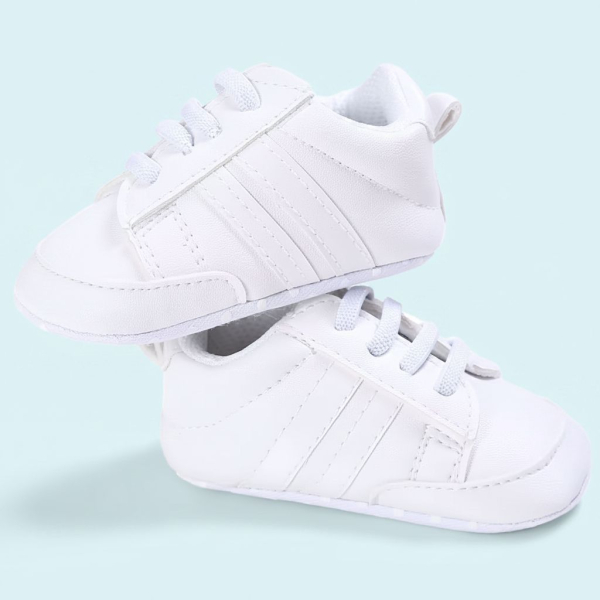 So chic und herzig: Baby-Sneaker Taufschuhe