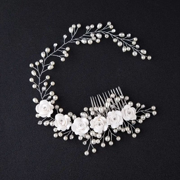 Perfekter, eleganter Haarschmuck mit weissen kleinen Blüten - mit Kämmchen - einfach einstecken