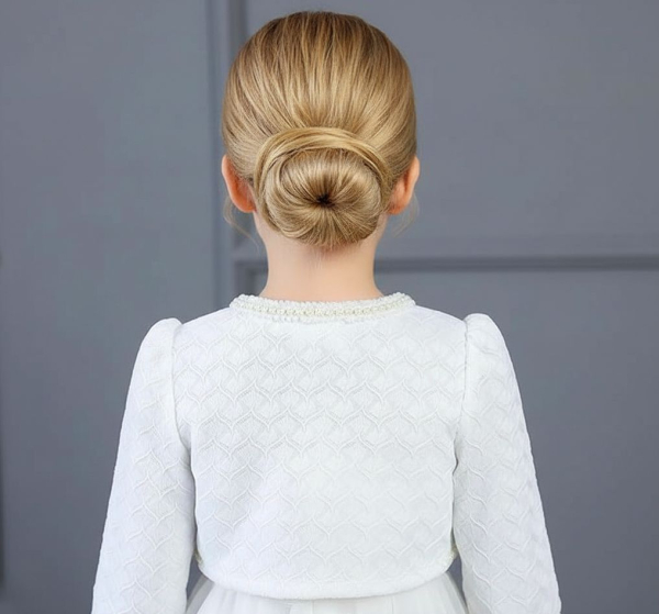 Elegantes Bolero-Jäckchen für Mädchen mit feiner Perlenbordüre