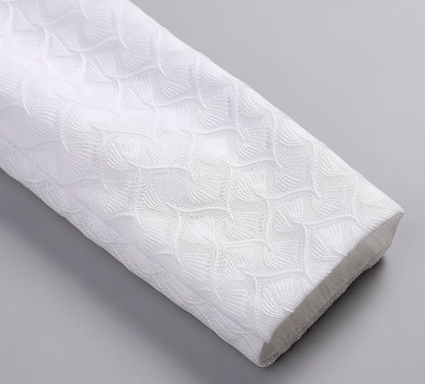 Elegantes Bolero-Jäckchen für Mädchen mit feiner Perlenbordüre