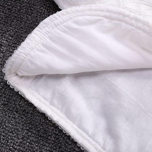 Elegantes Bolero-Jäckchen für Mädchen mit feiner Perlenbordüre