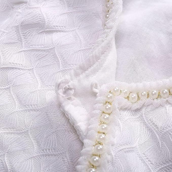 Elegantes Bolero-Jäckchen für Mädchen mit feiner Perlenbordüre