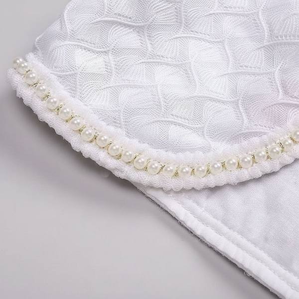 Elegantes Bolero-Jäckchen für Mädchen mit feiner Perlenbordüre