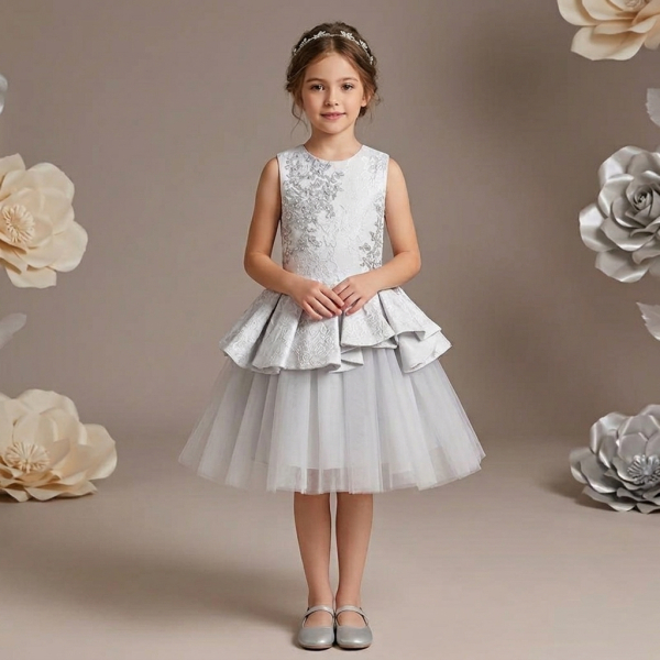 Weiss und Altrosa: Knielanges Partykleid für die Prinzessin