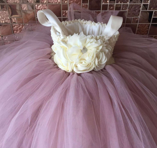 Prinzessinnen Tüll-Traumkleid in Altrosa-Crème mit wunderschöner Blütendeko