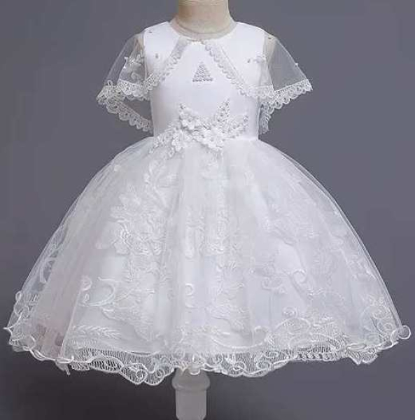 Festliches Mädchenkleid mit kleinem Schleier und Blütenapplikationen