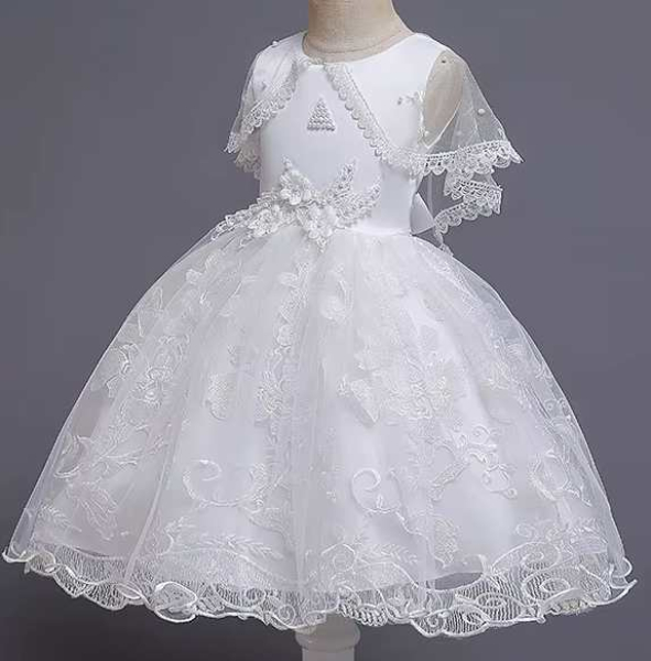 Festliches Mädchenkleid mit kleinem Schleier und Blütenapplikationen