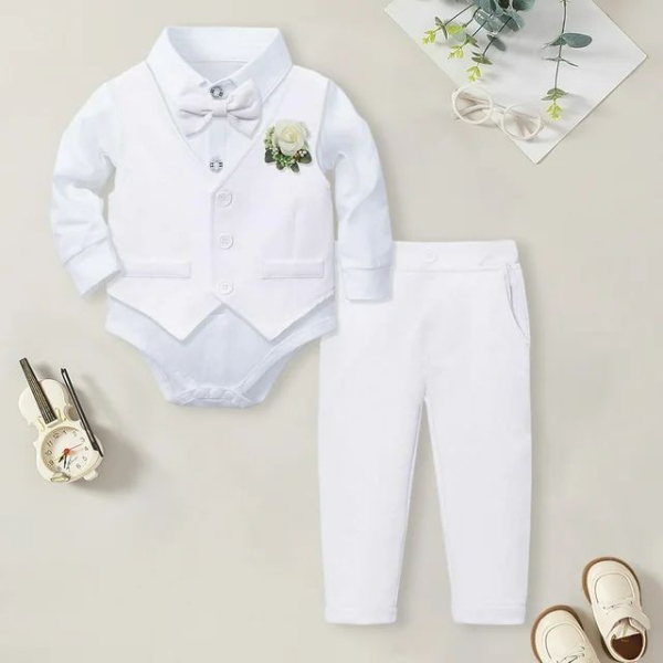 Weisser Taufanzug - komplettes Outfit, elegant und stilsicher mit Weste und Fliege