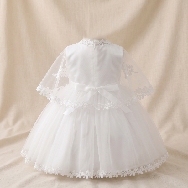 Taufkleid halblang, zweiteilig mit Schleier - traumhaft fein und stilsicher!