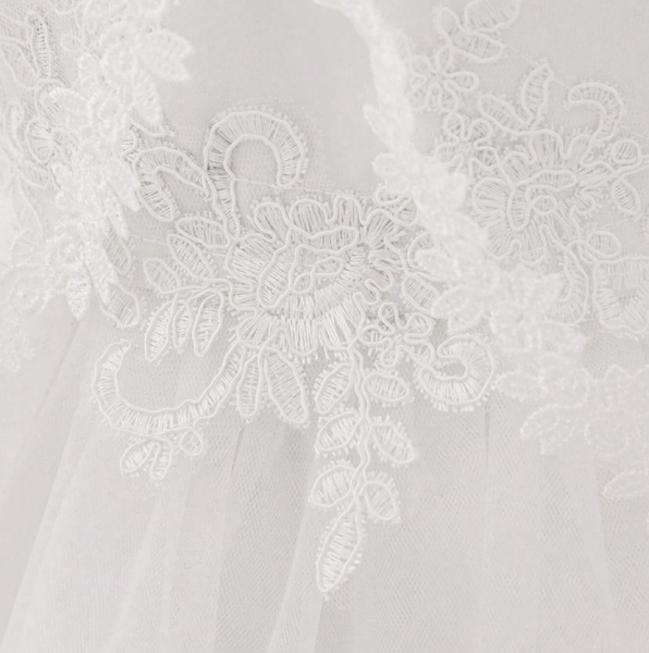 Taufkleid halblang, zweiteilig mit Schleier - traumhaft fein und stilsicher!
