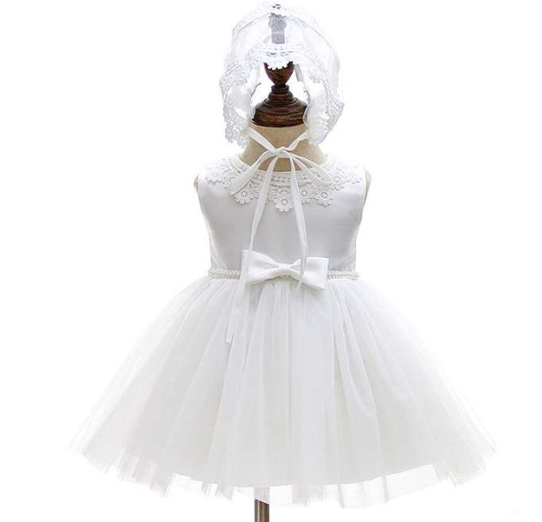 Wunderhübsches, stilsicheres Taufkleid, ärmellos mit Perlen am Taillenband