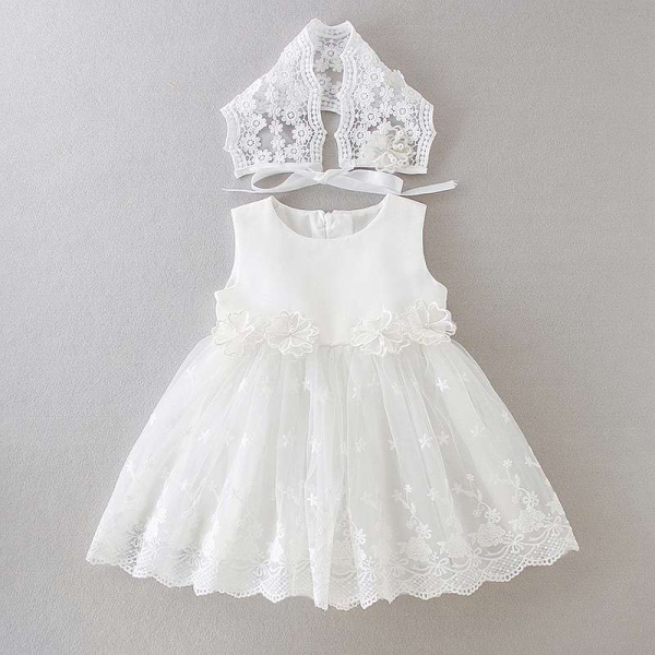 Bezauberndes Taufkleid ärmellos mit zarten Blüten am Taillenband und Blütenstickereien
