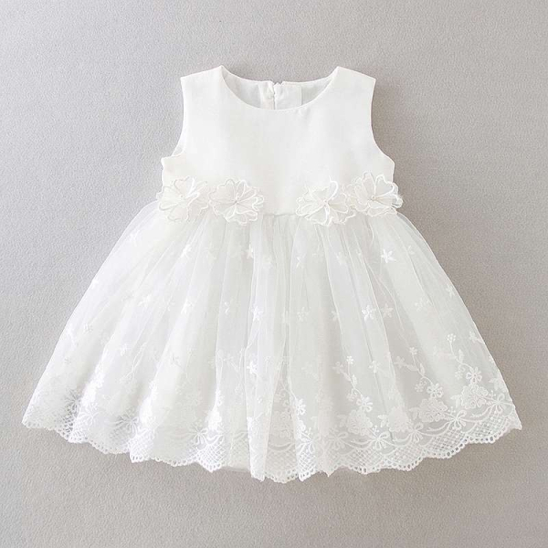 Bezauberndes Taufkleid ärmellos mit zarten Blüten am Taillenband und Blütenstickereien