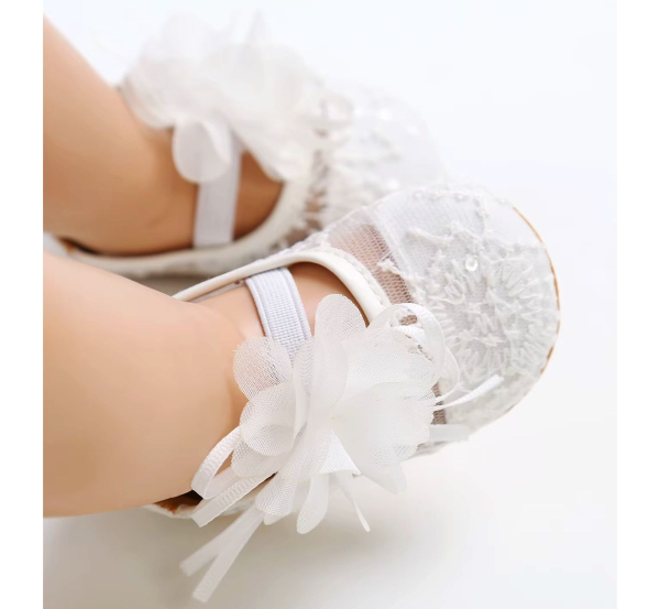 Elegante Taufschuhe mit zarter Blüte und Spitzen