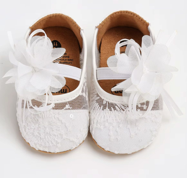 Elegante Taufschuhe mit zarter Blüte und Spitzen