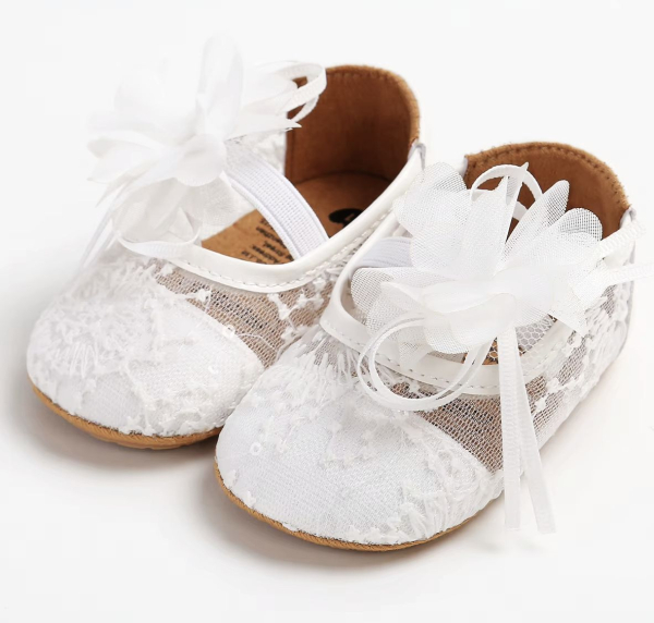 Elegante Taufschuhe mit zarter Blüte und Spitzen